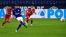 Daniel Caligiuri ze Schalke dává gól z penalty proti Leverkusenu.