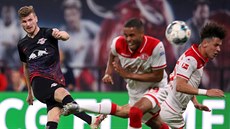 Timo Werner (vlevo) z Lipska dává gól v utkání proti Düsseldorfu.