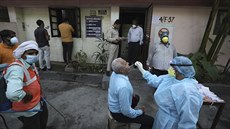 V Indii se projevují nedostatky kapacit. Zdravotníci lidi vyetují i na ulici....