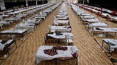 Indické metropole vy�le�ují nová místa jako provizorní nemocnice pro pacienty s...