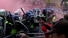 Na demonstraci krajní pravice v centru Londýna vypukly potyky s policií. (13....