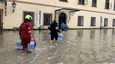 Hasii kvli velké vod evakuují Domov pro seniory v Hemanov Mstci. (14....