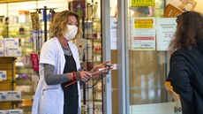 Lékárnice radí zákaznici ve Wellingtonu (22. dubna 2020)