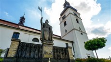 Pomník blanických rytí ped barokním kostelem svatého Václava