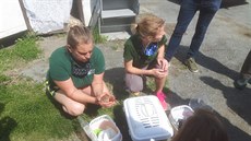 Vever�í maminky z �ad zam�stnanky� stanice.