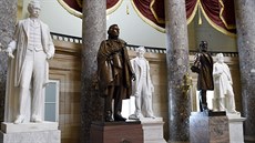 Jedna ze soch, které Nancy Pelosiové vadí, je socha Jeffersona Davise (druhá...