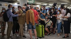 Na první letadlo se zhruba dvěma stovkami německých turistů čekala na letišti...