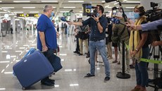 První německý turista, pan Carsten, hovoří s novináři po příletu na letiště v...