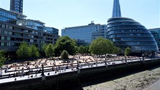 Londýnské City, symbol britské finanční prosperity, si již několikátým měsícem líže ekonomické rány.