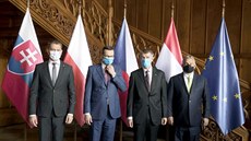 Slovenský premiér Igor Matovi (zleva), polský premiér Mateusz Morawiecki,...