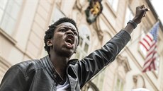 Jeden z ú�astník� demonstrace p�ed americkou ambasádou v Praze, kde se...