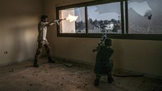 lenové libyjských vojenských sil pi bojích s armádou generála Chalífy Haftara...