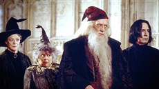 Richard Harris jako editel Brumbál ve filmu Harry Potter a Tajemná komnata...