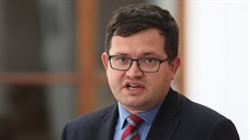 P�edseda Poslaneckého klubu �SSD Jan Chvojka hovo�í na tiskové konferenci p�ed...