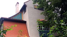 Jurkovič postavil i poměrně střídmou vilu v pražské Suchardově ulici u metra...