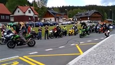 Patra motorká se pedvádla v centru umavské Modravy.