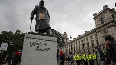 Demonstranti posprejovali sochu Winstona Churchilla na námstí u sídla...