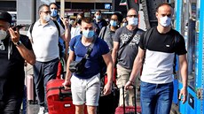 Cestující na milánském nádraží se i nadále chrání rouškami. (3. června 2020)