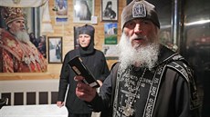 Kontroverzní ruský kn�z Sergej v pravoslavném klá�te�e v Sverdlovské oblasti...