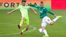 Jablonecký Milo� Kratochvíl  pálí na bránu Karviné, ránu blokuje  Marek...