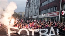 Slávistití fanouci ped stadionem v Edenu po výhe nad Zlínem.