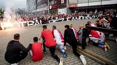 Slávistická dkovaka ped stadionem v Edenu po vítzném duelu se Zlínem.