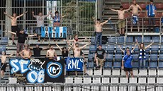 Liberetí fanouci oslavují bhem semifinále poháru v Olomouci.