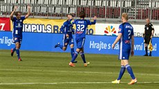 Olomoucký útoník Luká Juli (vlevo) se raduje z gólu v semifinále poháru...