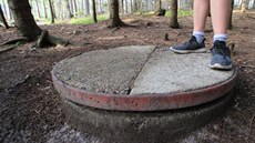 Betonová skru na míst turistického pramene Oslavy zstala, devný domeek...