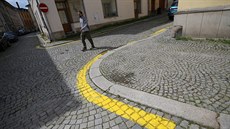 V historickém centru Jihlavy se objevily žluté čáry. Označují místa, kde je...