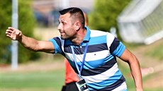 Trenér Varnsdorfu David Oulehla diriguje sv�j tým.