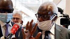 Bývalý prezident IAAF Lamine Diack p�ed soudem v Pa�í�i �elí otázkám noviná��.