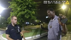 Policista Garrett Rolfe mluví s Afroameričanem Rayshardem Brooksem při kontrole...