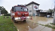 Hasiči v Otrokovicích, kde přívalové deště způsobily značné škody, čerpali vodu...