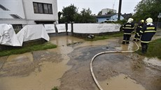 Hasiči v Otrokovicích, kde přívalové deště způsobily značné škody, čerpali vodu...