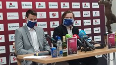 Dominik Kubalík (vlevo) a David Pastrák pi pedání ceny v Praze. Zlatou...