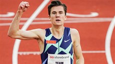 Norský bec Jakob Ingebrigtsen se raduje z vítzství v závod na 2000 metr na...