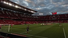 Prázdný stadion krátce ped startem sevillského derby.