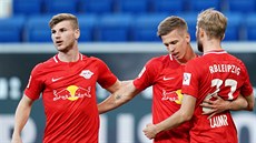 Dani Olmo z Lipska slaví se spoluhrái gól v duelu v Hoffenheimu.
