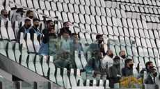 Náhradníci a realizaní tým Juventusu usedli místo na laviku do hledit.