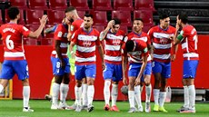 Fotbalisté Granady se radují z gólu v duelu s Getafe.