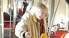 Policie obvinila mue z výtrnictví a ohroování. Na idie v tramvaji vytáhl...