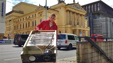 Reportér Matj Smlsal zkusil starou lednici odvézt do Státní opery. Podle...