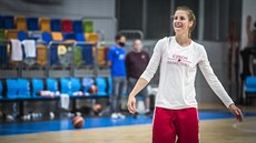 Kateina Elhotová se na tréninku eských basketbalistek dobe baví.