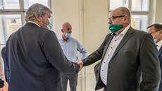 Miroslav Jansta (vlevo) a Miroslav Pelta u soudu v případu rozdělování...