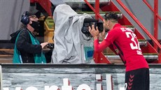 Vincenzo Grifo z Freiburgu se raduje z gólu do kamery.