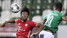 Kingsley Coman (vlevo) z Bayernu a Theodor Gebre Selassie z Brém v hlavikovém...