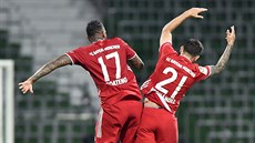 Jerome Boateng (vlevo) a Lucas Hernandez oslavují výhru Bayernu Mnichov.