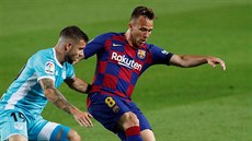 Aitor Ruibal (vlevo) z Leganes atakuje Arthura z Barcelony.