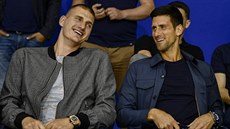 Nikola Jokič (vlevo) a Novak Djokovič na exhibici basketbalového klubu Mega...